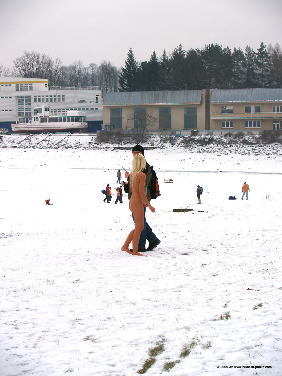 lola-winter-walk-naked-snow-blonde-nude-in-public-67