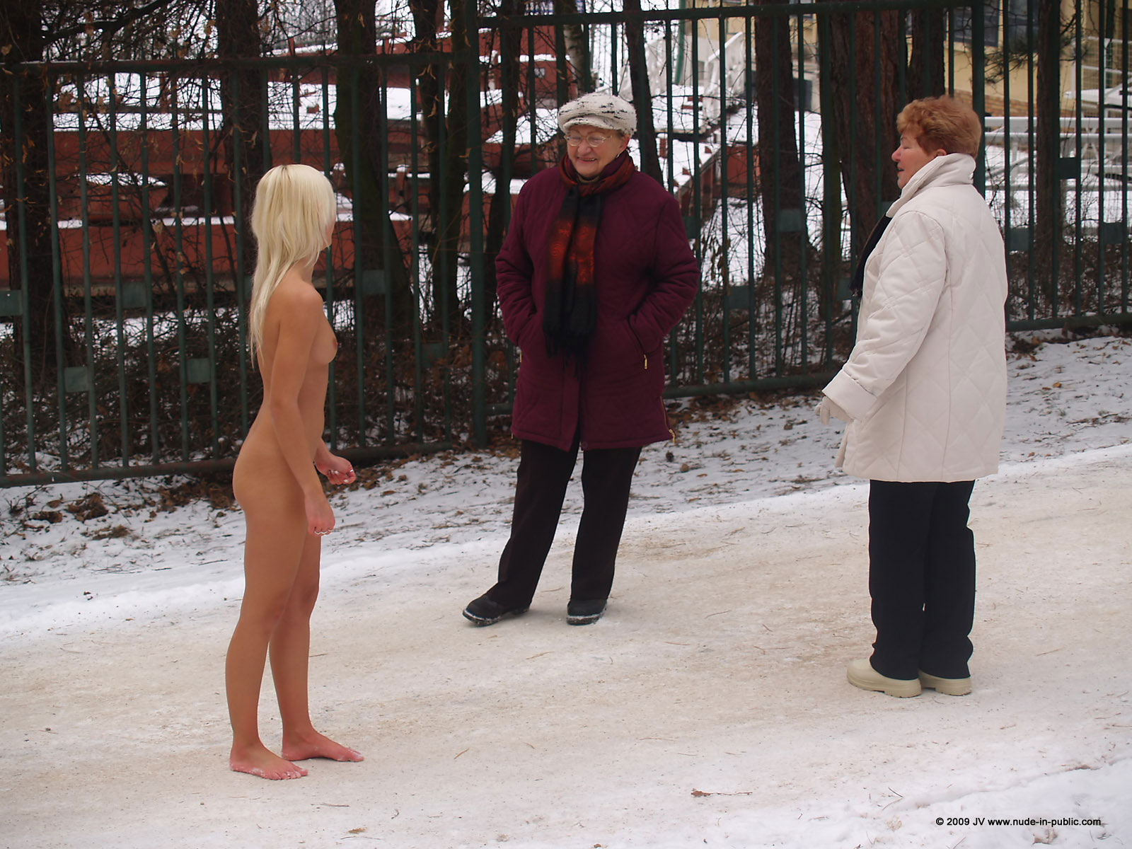 lola-winter-walk-naked-snow-blonde-nude-in-public-76