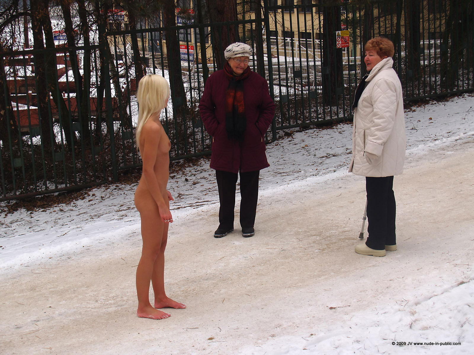 lola-winter-walk-naked-snow-blonde-nude-in-public-77