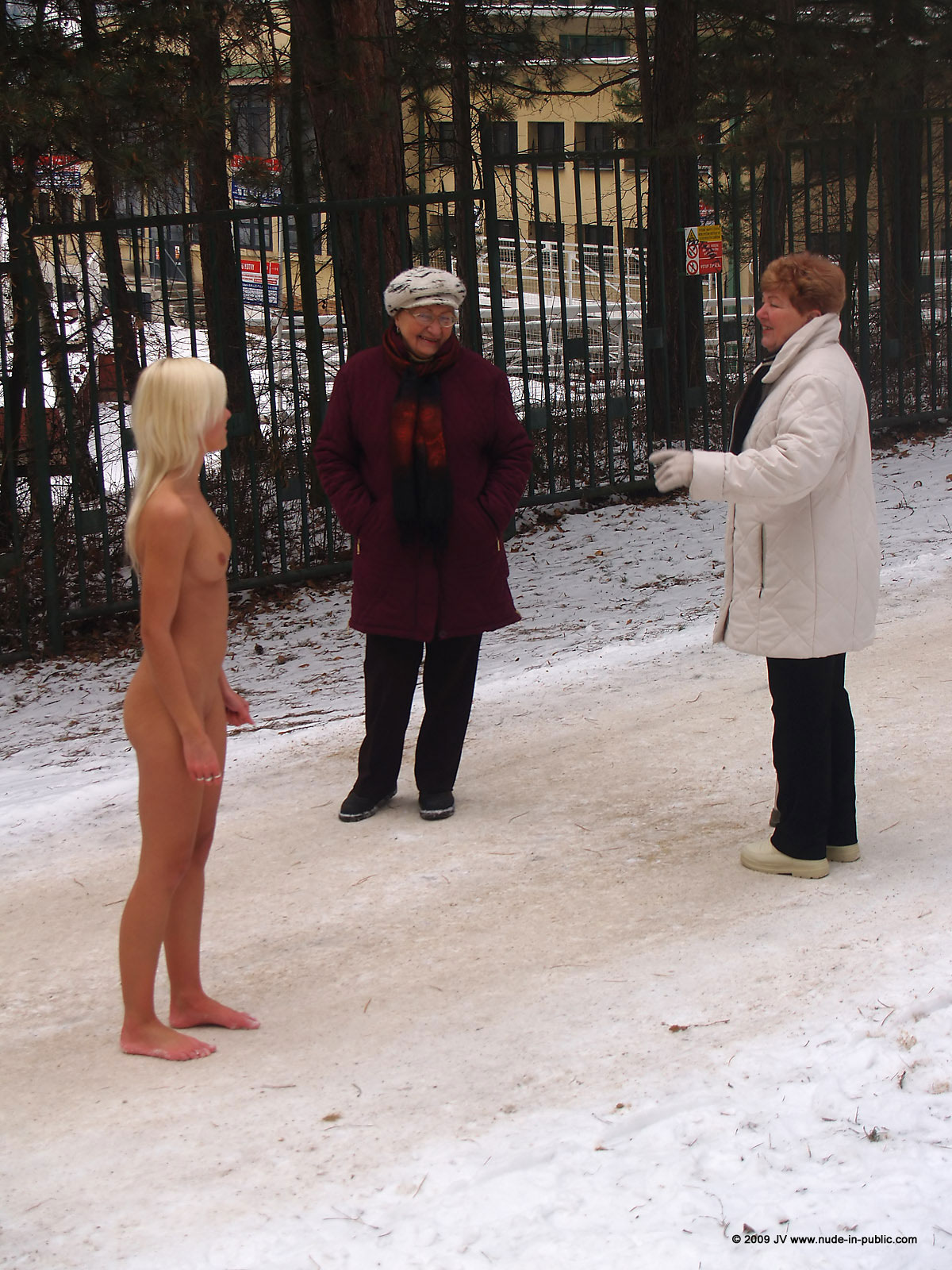 lola-winter-walk-naked-snow-blonde-nude-in-public-78