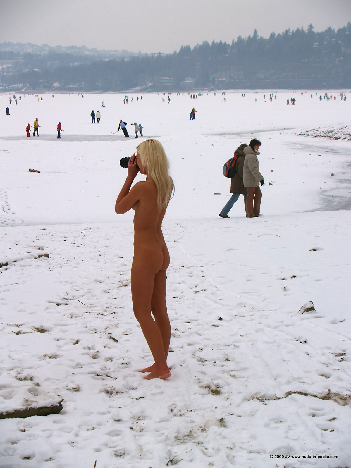 lola-winter-walk-naked-snow-blonde-nude-in-public-82