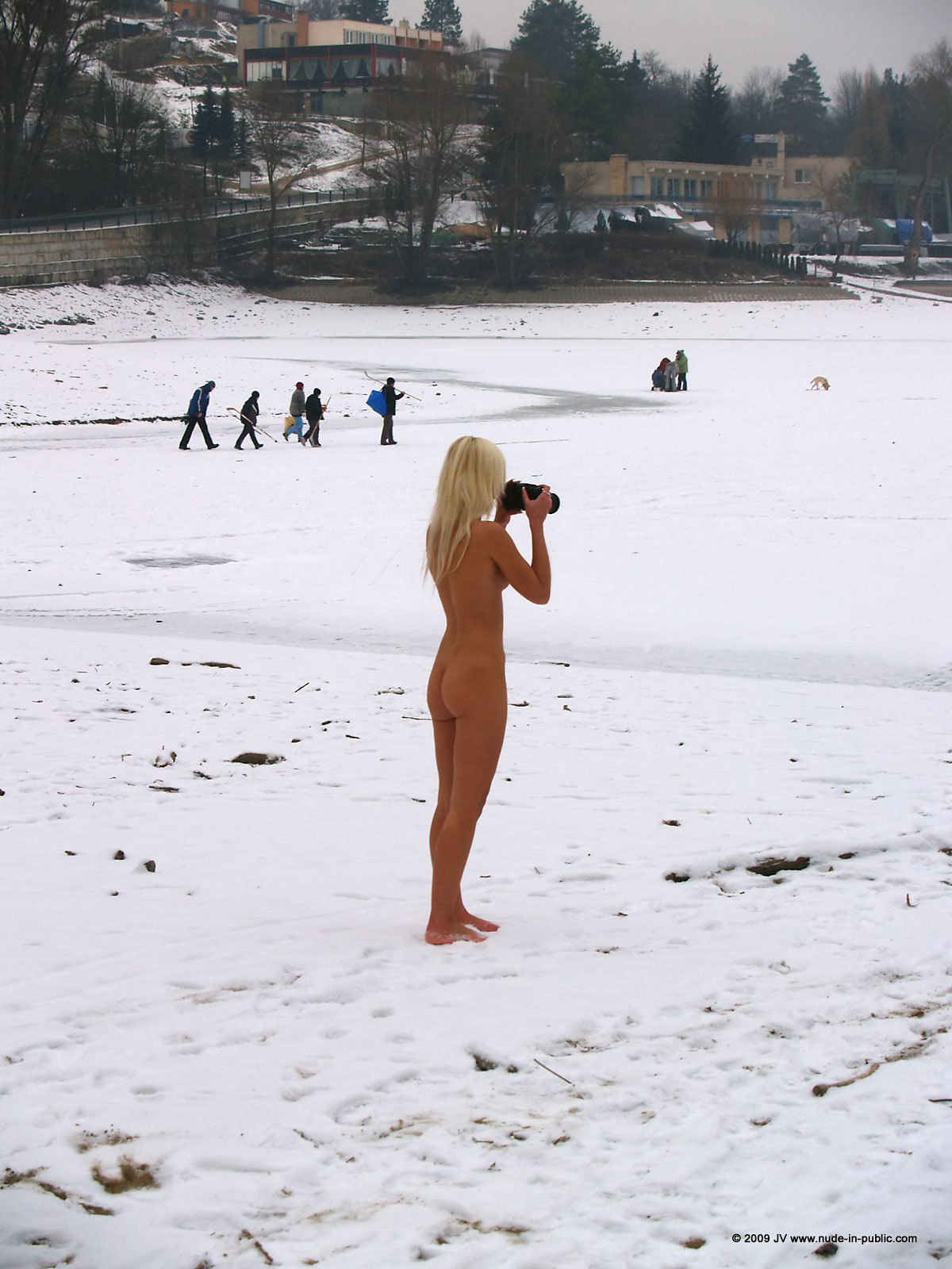 lola-winter-walk-naked-snow-blonde-nude-in-public-87