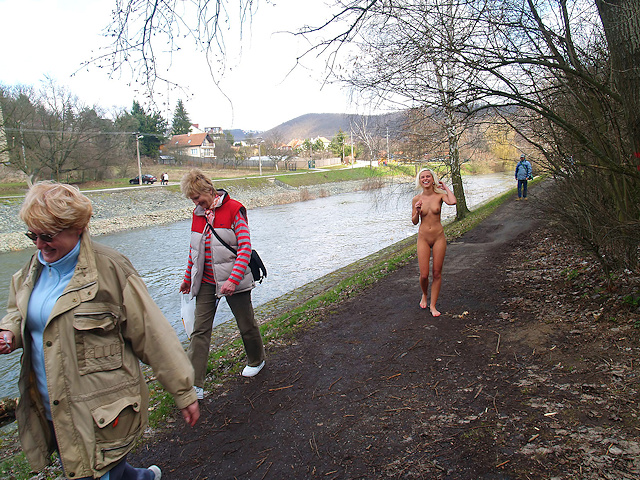 lucin-slim-blondy-girl-walk-park-nude-in-public