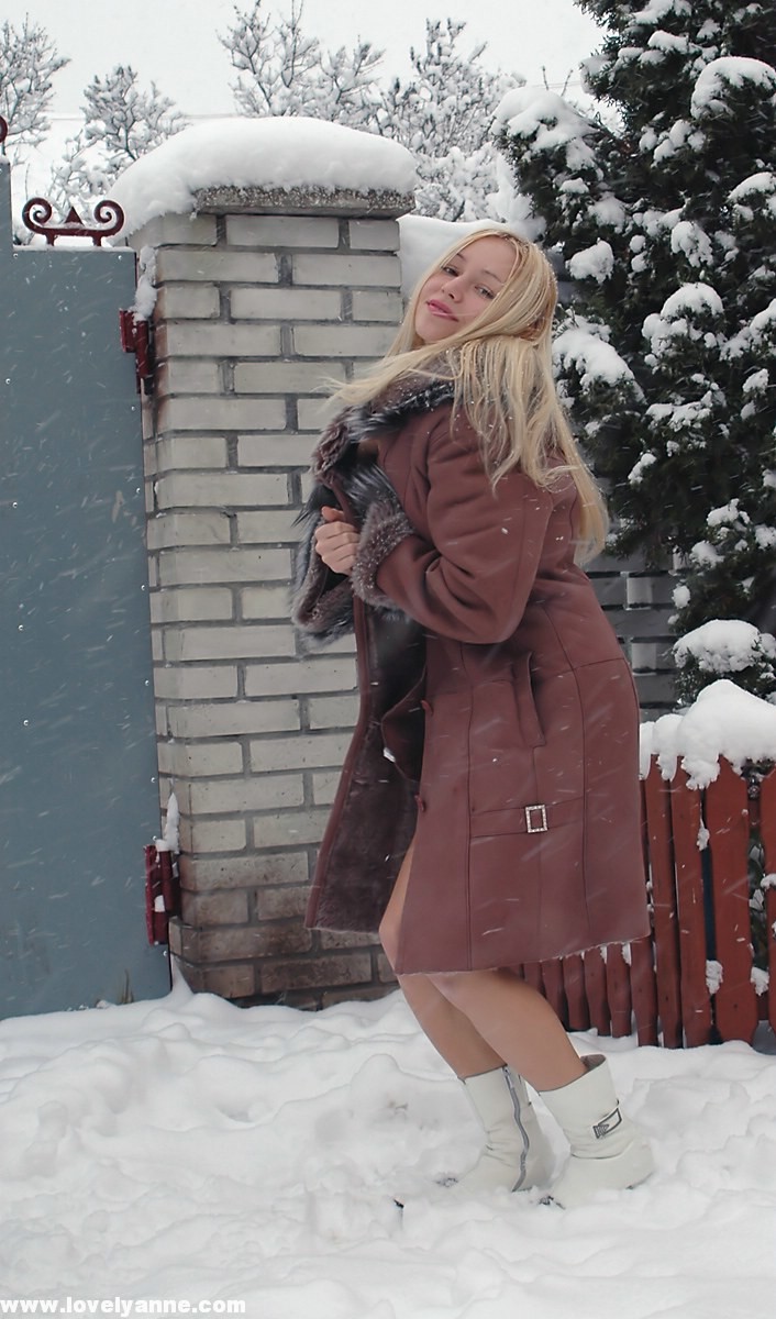 lovely-anne-young-nude-blonde-winter-snow-teen-12