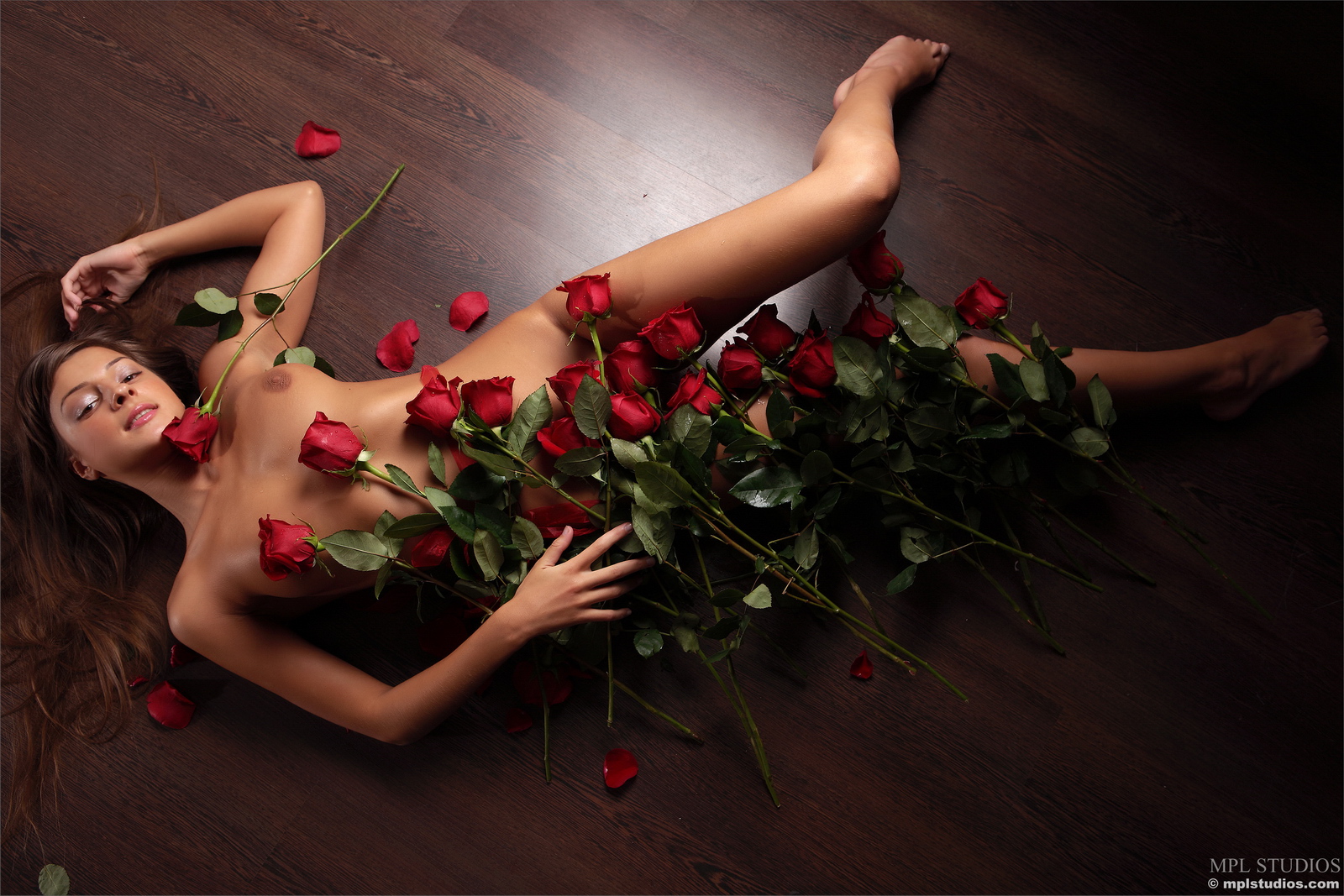 tara-naked-girl-red-roses-floor-mplstudios-09