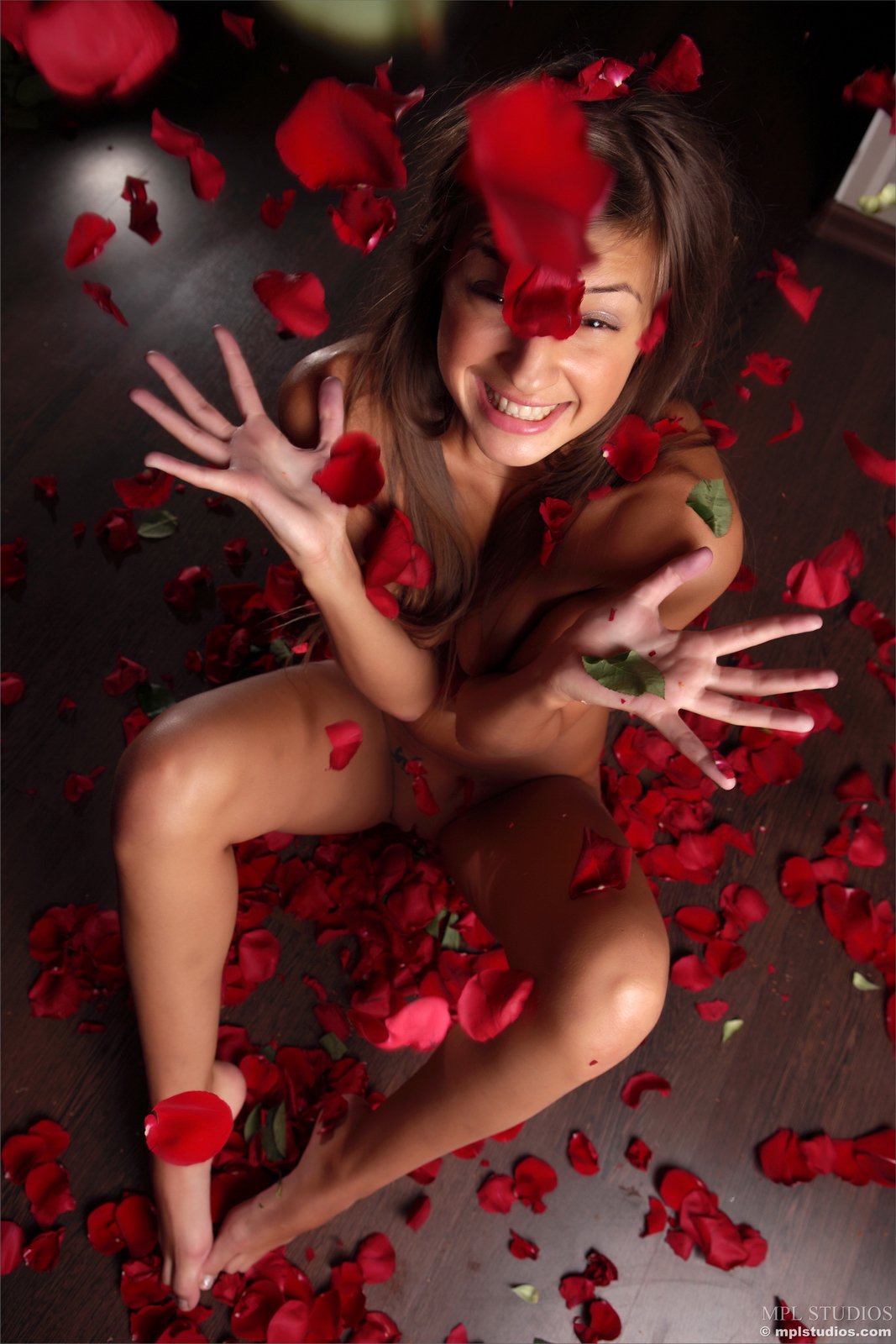 tara-naked-girl-red-roses-floor-mplstudios-25