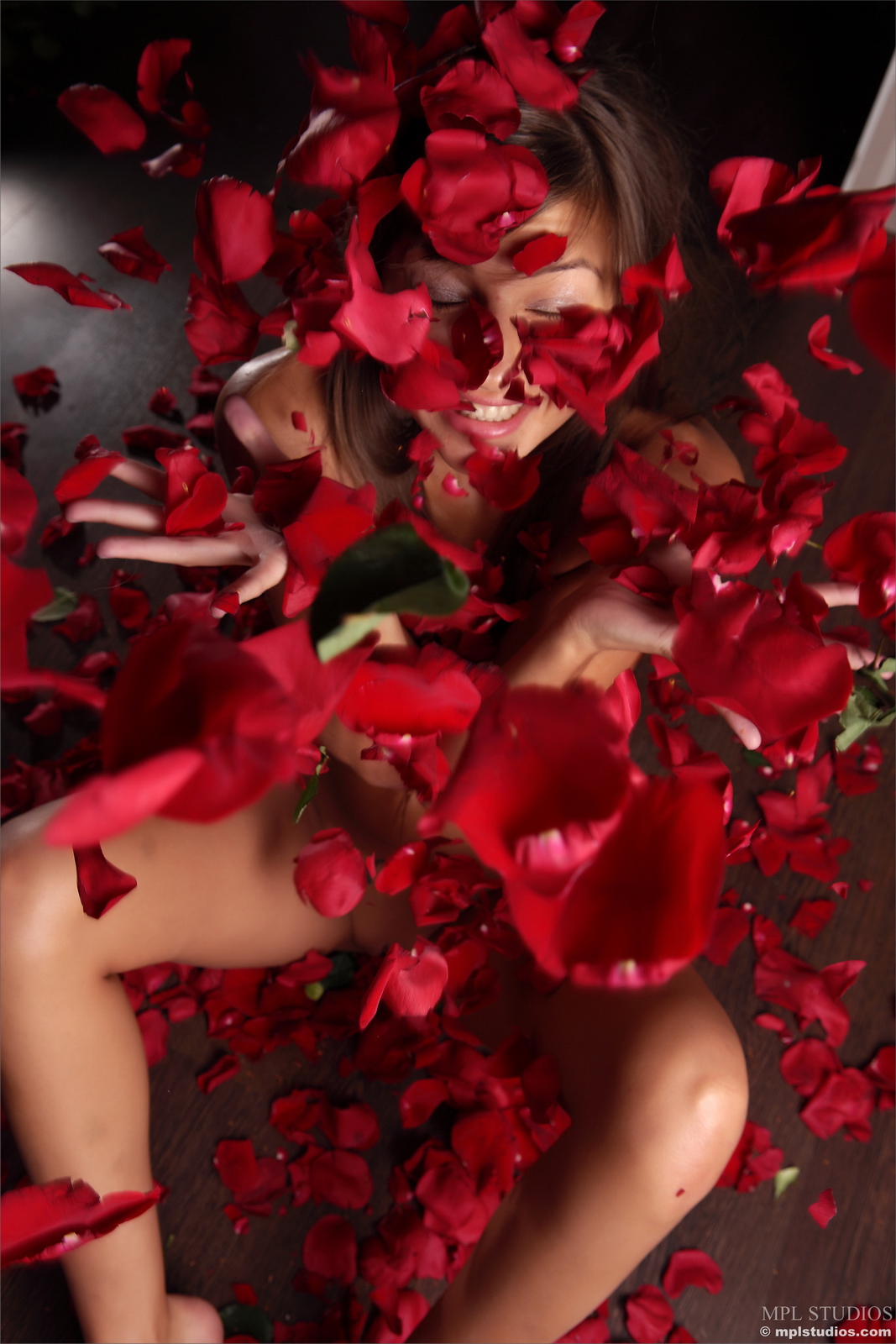 tara-naked-girl-red-roses-floor-mplstudios-26