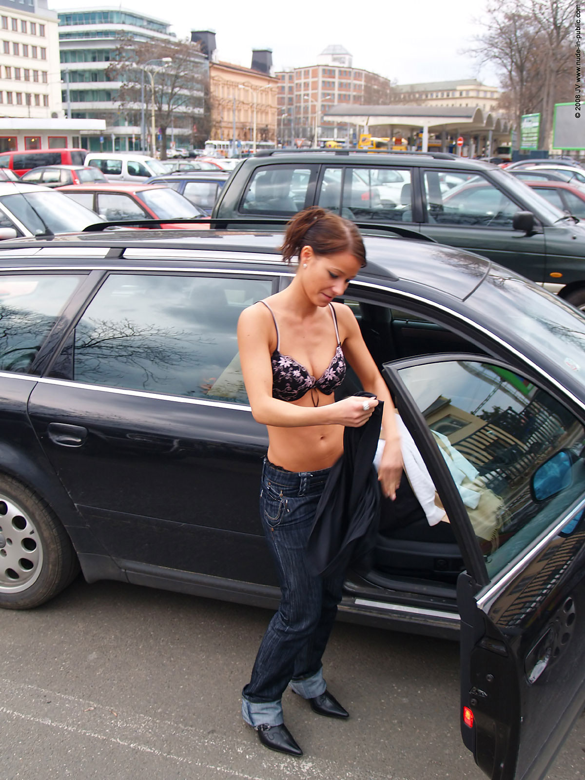 melisa-u-car-audi-flash-on-parking-nude-in-public-07