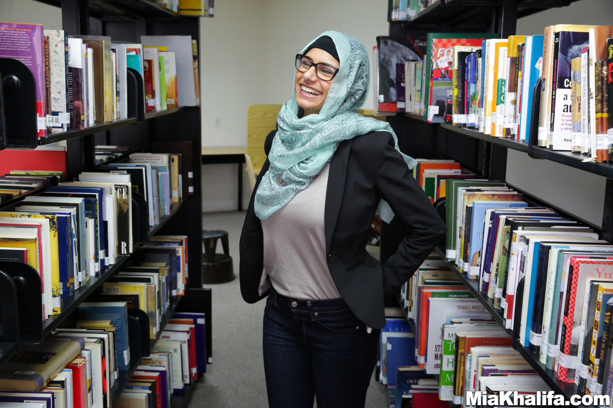 mia-khalifa-library-boobs-naked-hijab-arab-women-02