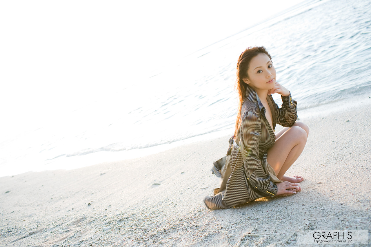 miina-yoshihara-naked-asian-beach-sea-graphis-27