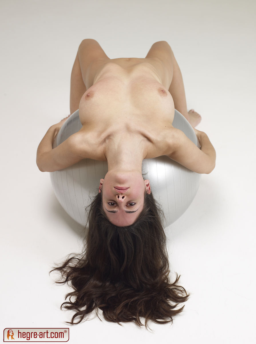 muriel-naked-silver-ball-argentinian-boobs-hegreart-05