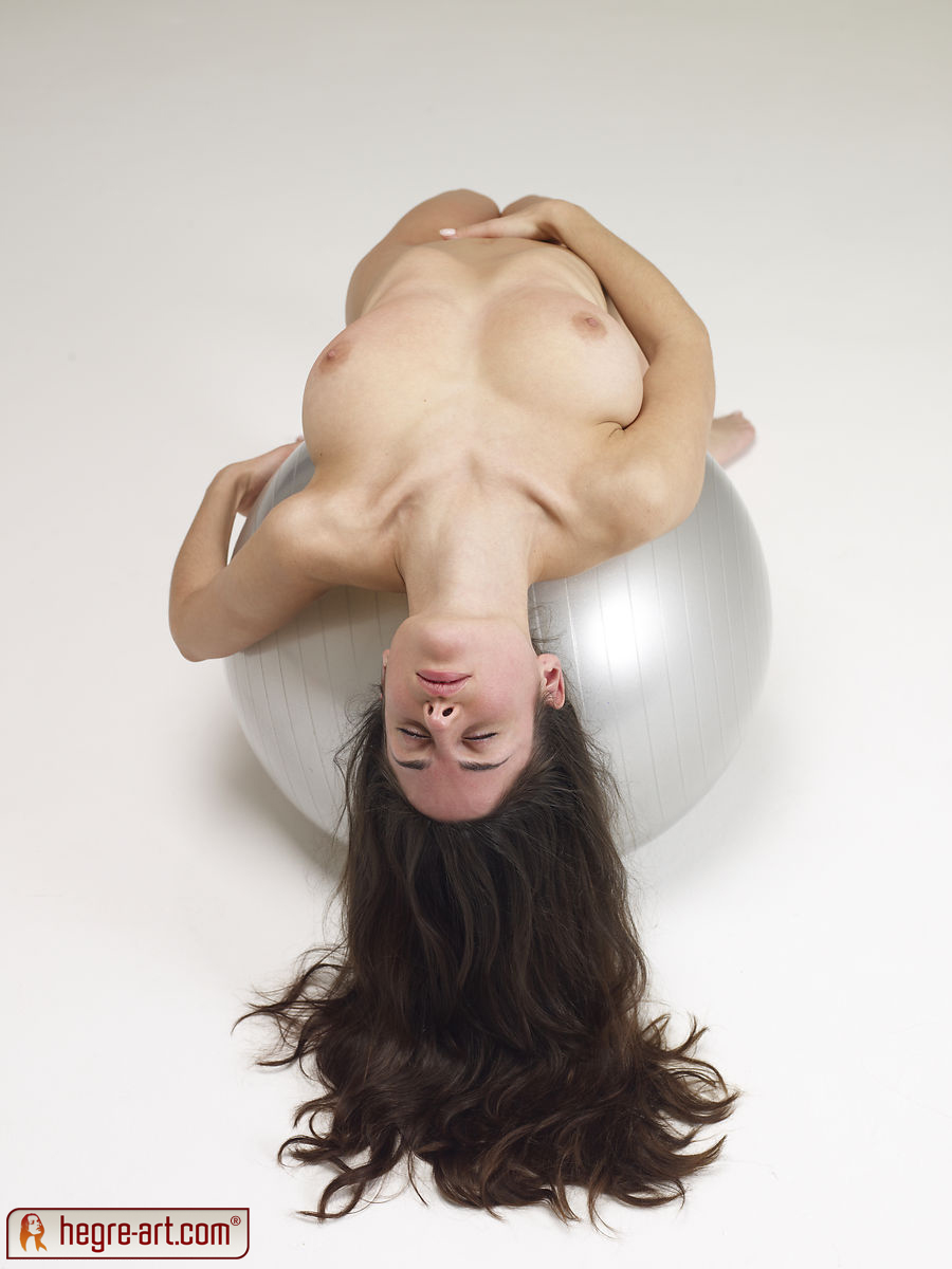 muriel-naked-silver-ball-argentinian-boobs-hegreart-06