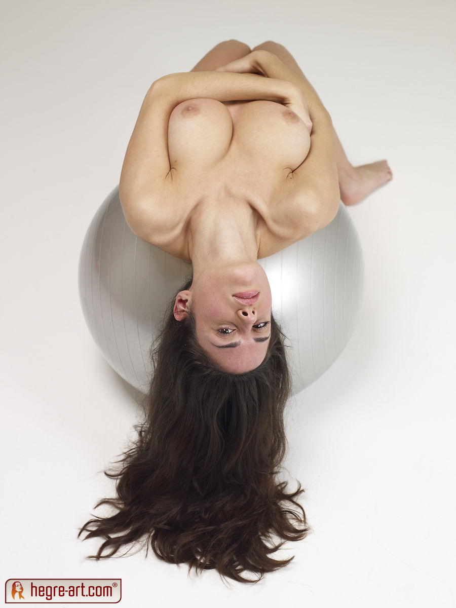 muriel-naked-silver-ball-argentinian-boobs-hegreart-07