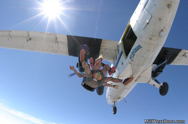 naked-skydiving-08