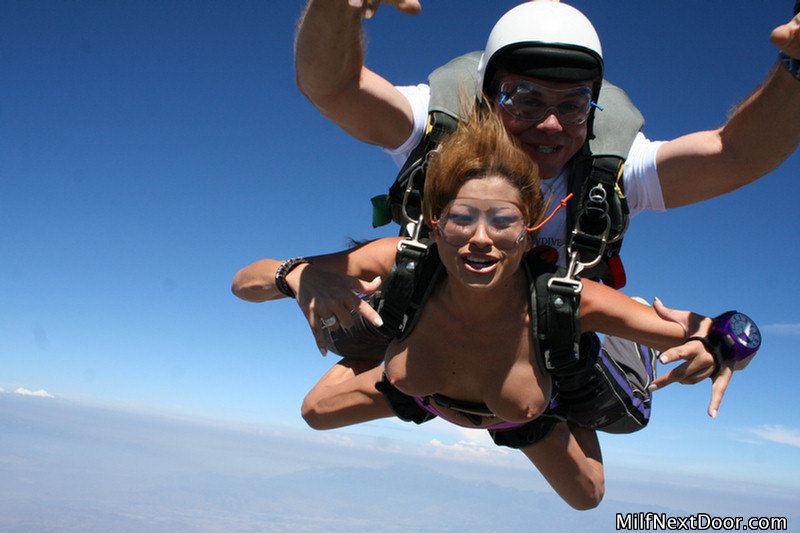 naked-skydiving-10