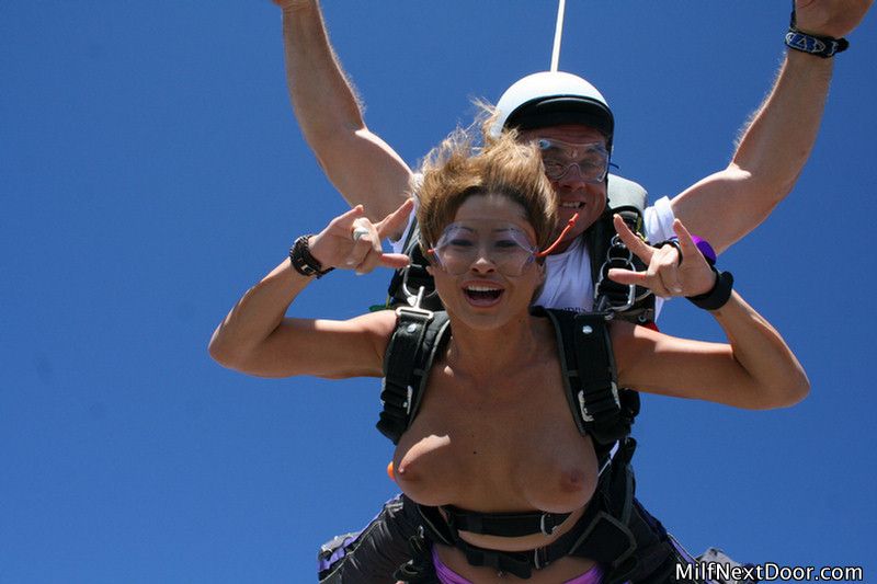 naked-skydiving-12