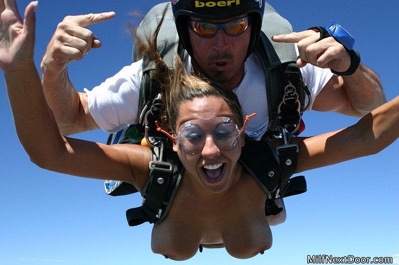 Naked female skydiving — pic 4