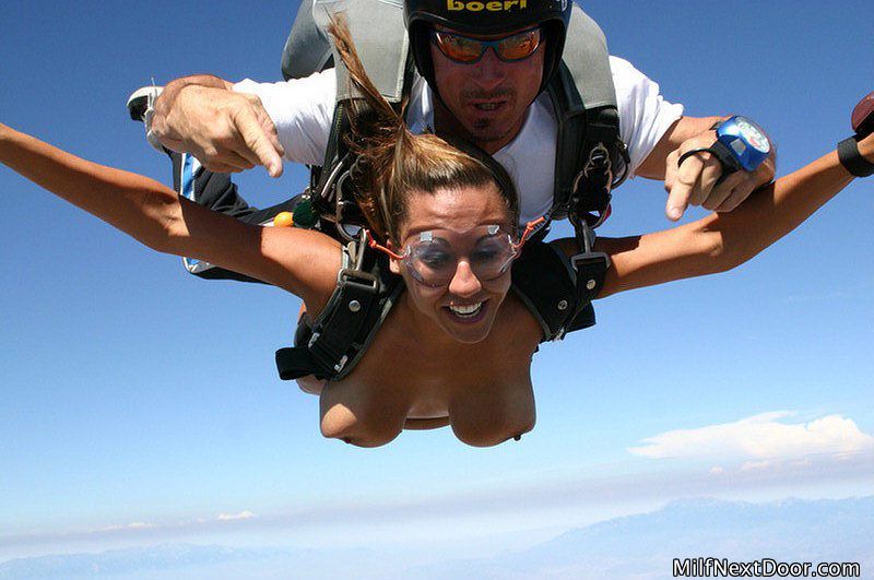 naked-skydiving-19