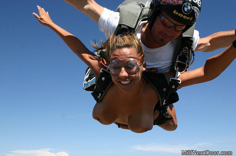 Naked female skydiving — pic 10