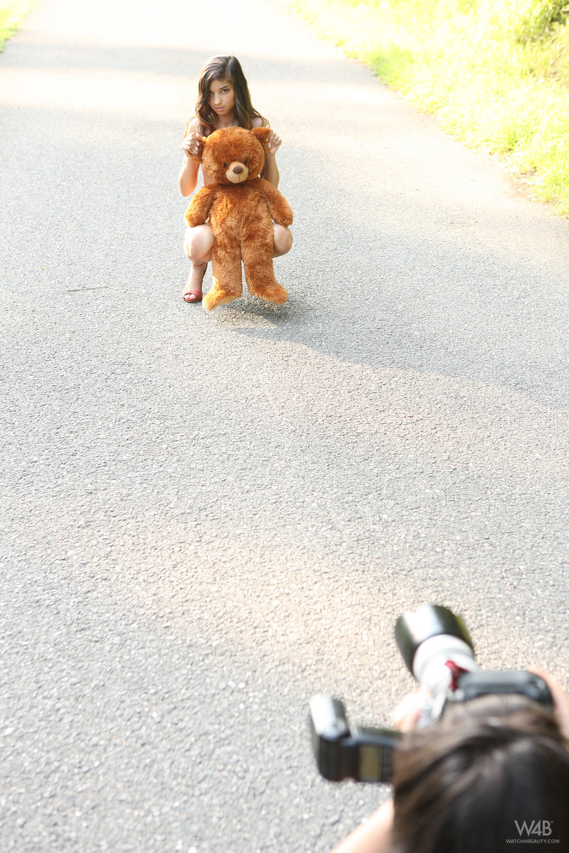 nika-nude-public-road-teddy-bear-watch4beauty-01