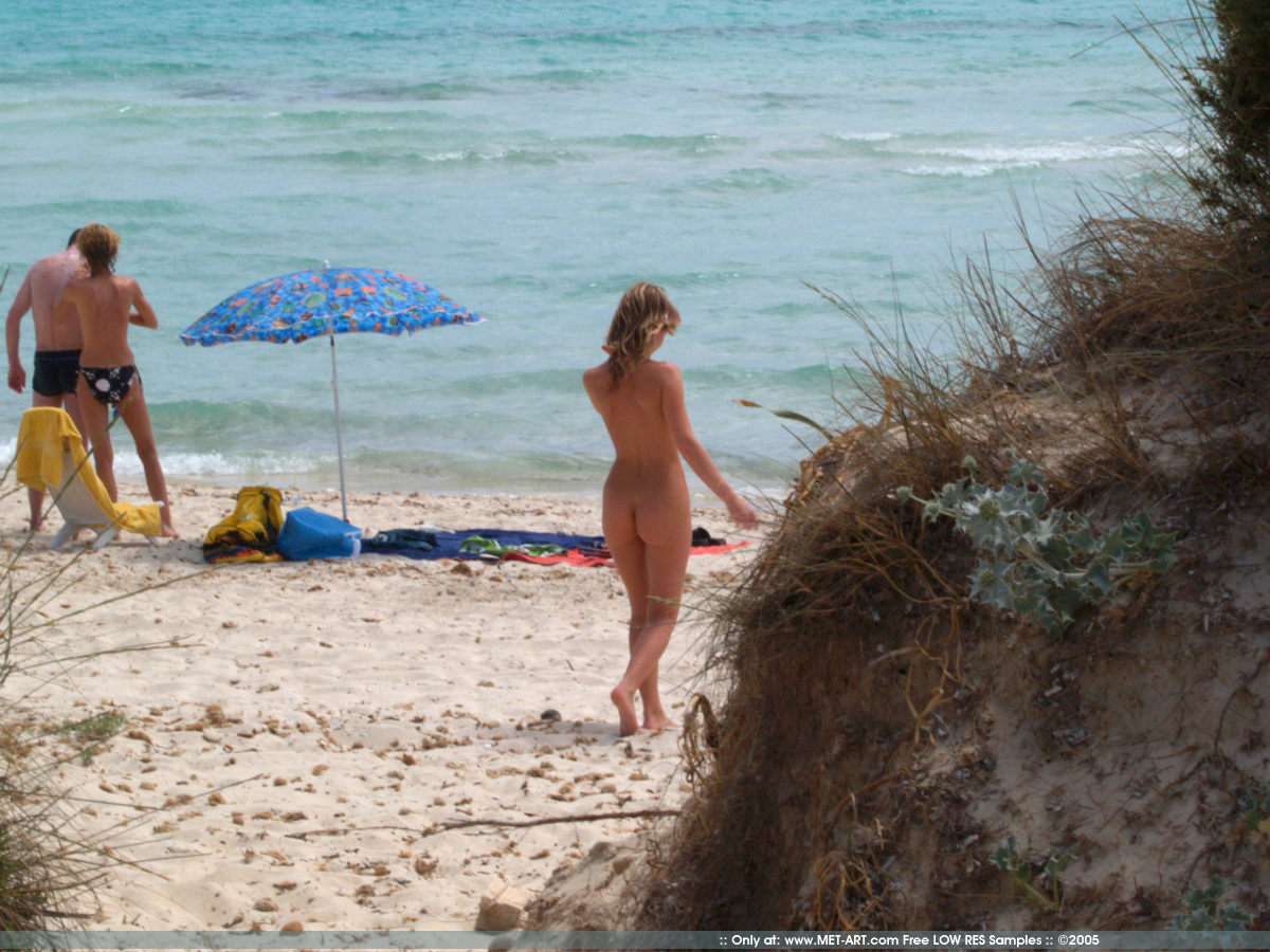 jana-d-nude-in-public-beach-metart-07
