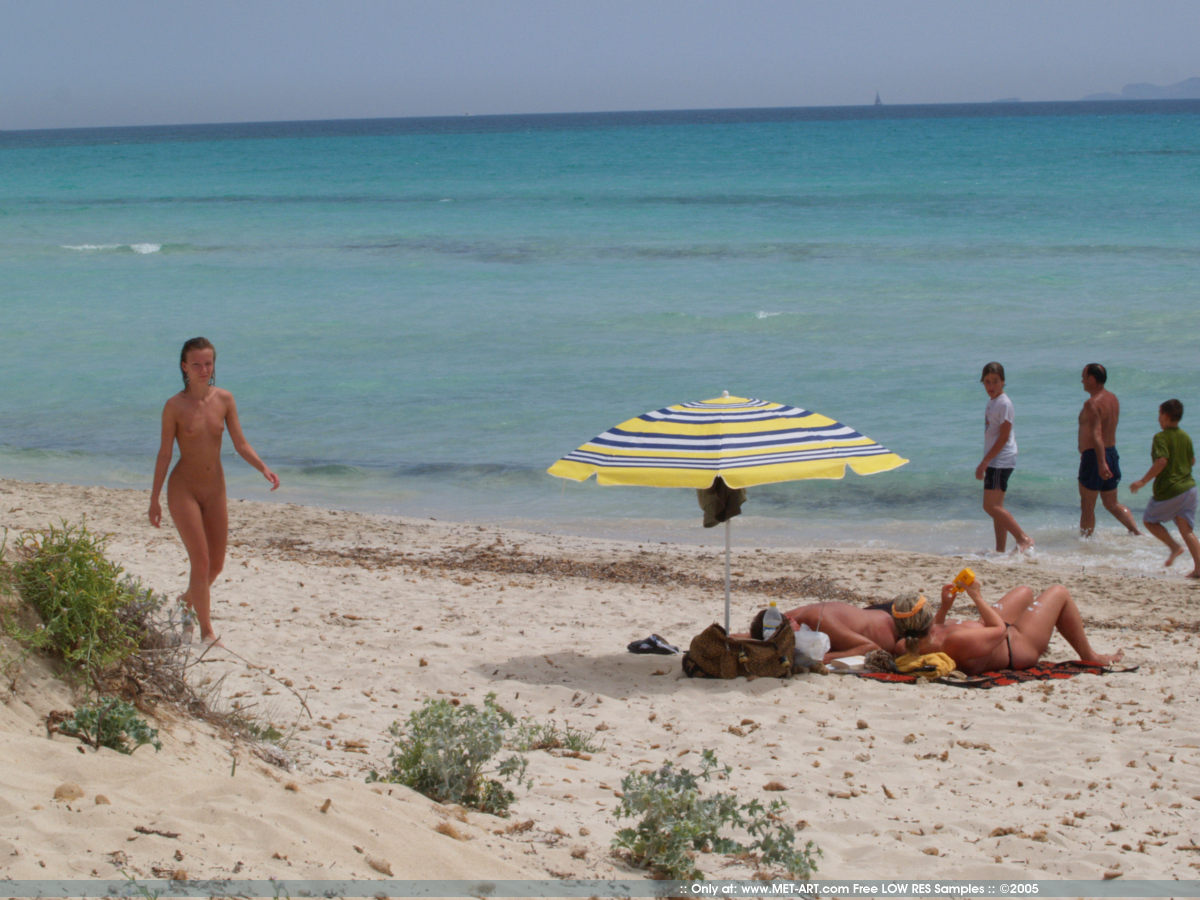 jana-d-nude-in-public-beach-metart-13