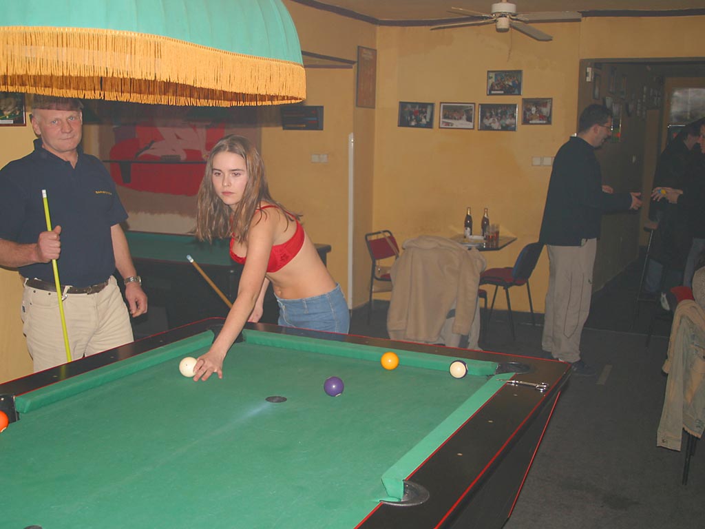 veronika-r-nude-in-billiard-club-flash-public-17