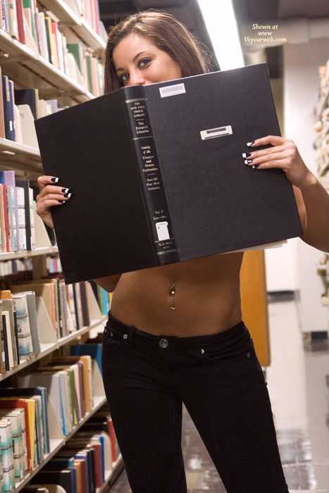 leanna-nude-in-library-03