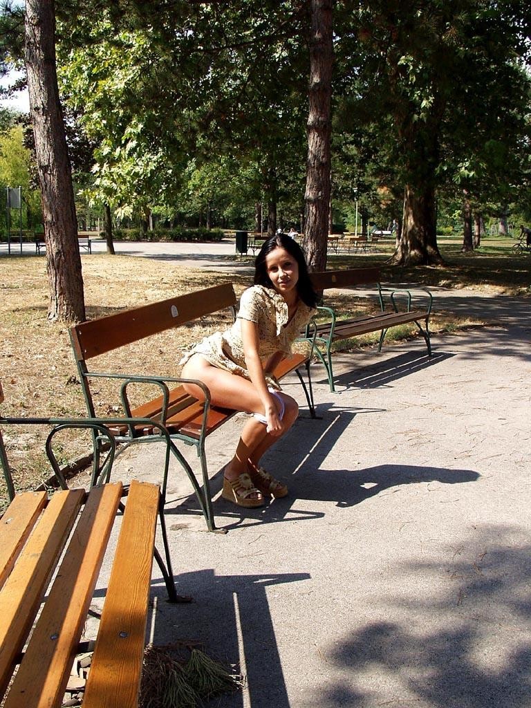 noemi-s-brunette-flash-in-public-park-06