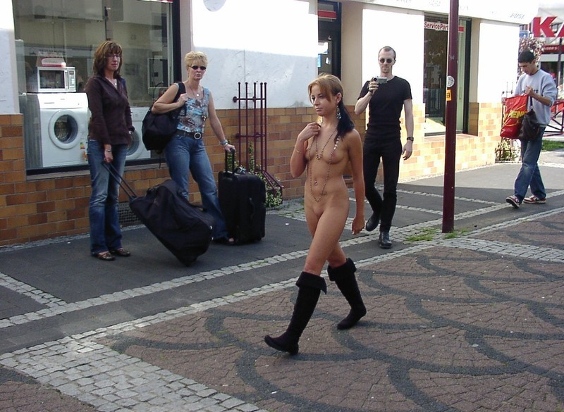 nude-on-the-street-city-promenade-naked-public-02