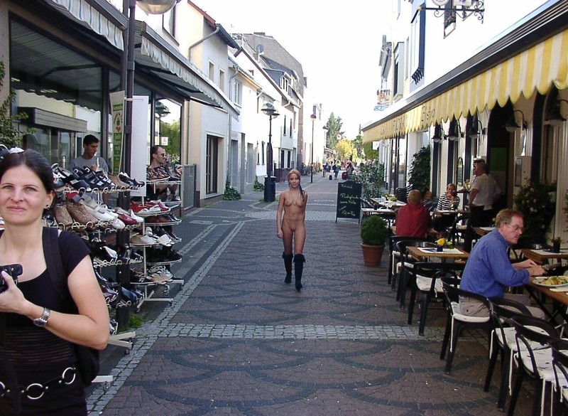 nude-on-the-street-city-promenade-naked-public-10