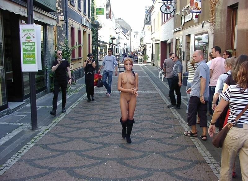 nude-on-the-street-city-promenade-naked-public-16