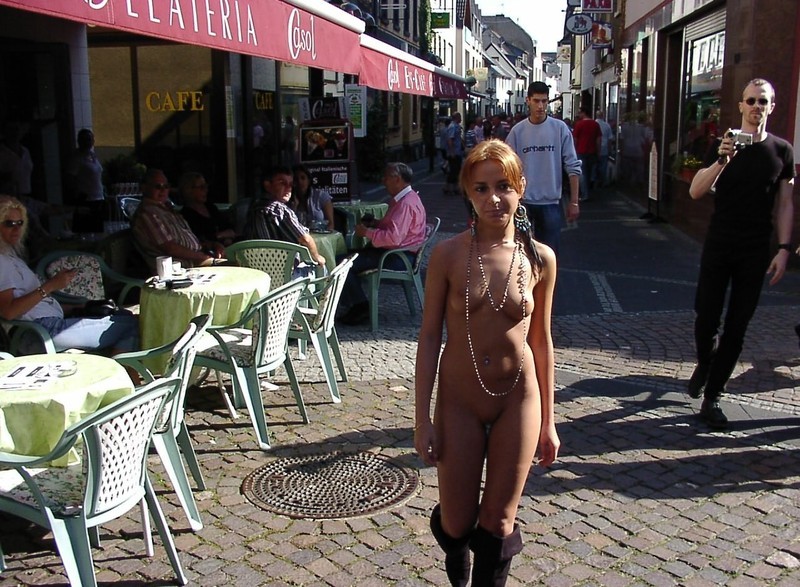 nude-on-the-street-city-promenade-naked-public-18