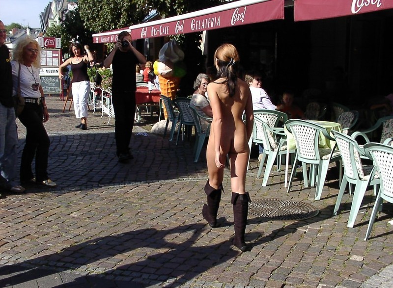 nude-on-the-street-city-promenade-naked-public-19