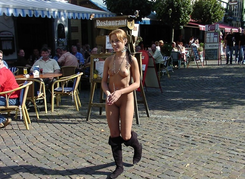 nude-on-the-street-city-promenade-naked-public-20