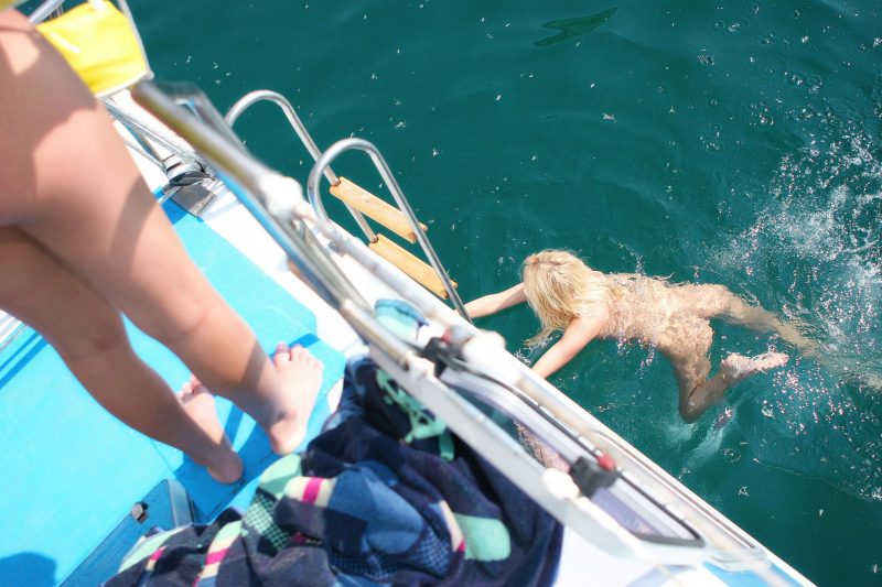 https://redbust.com/stuff/olga-oxana-on-catamaran-vol-2/olga-oxana-perfect-twins-blonde-naked-yacht-metart-30-800x533.jpg