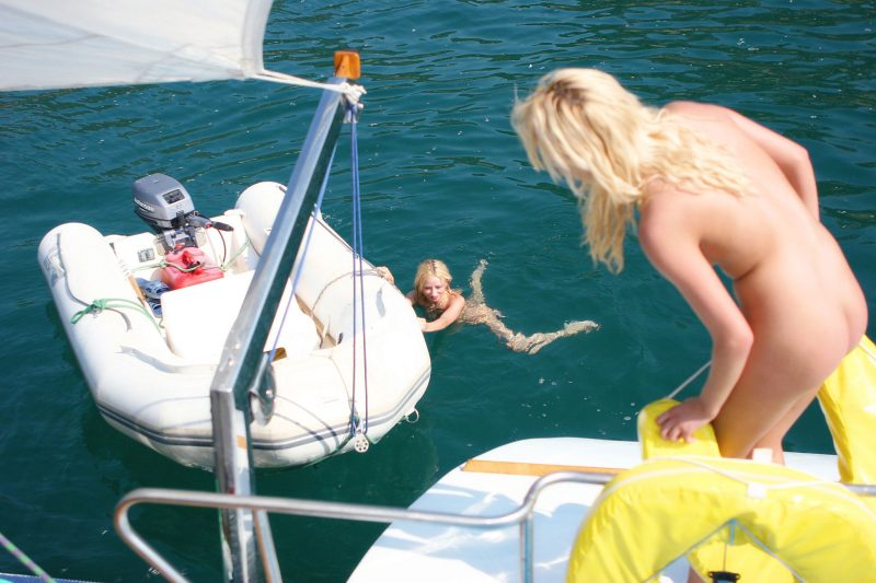 https://redbust.com/stuff/olga-oxana-on-catamaran-vol-2/olga-oxana-perfect-twins-blonde-naked-yacht-metart-31-800x533.jpg