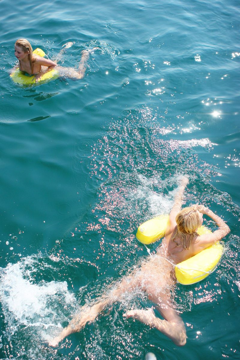 https://redbust.com/stuff/olga-oxana-on-catamaran-vol-2/olga-oxana-perfect-twins-blonde-naked-yacht-metart-41-800x1200.jpg
