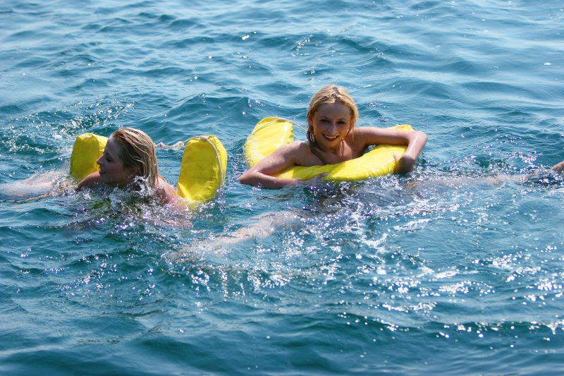 https://redbust.com/stuff/olga-oxana-on-catamaran-vol-2/olga-oxana-perfect-twins-blonde-naked-yacht-metart-43-800x533.jpg