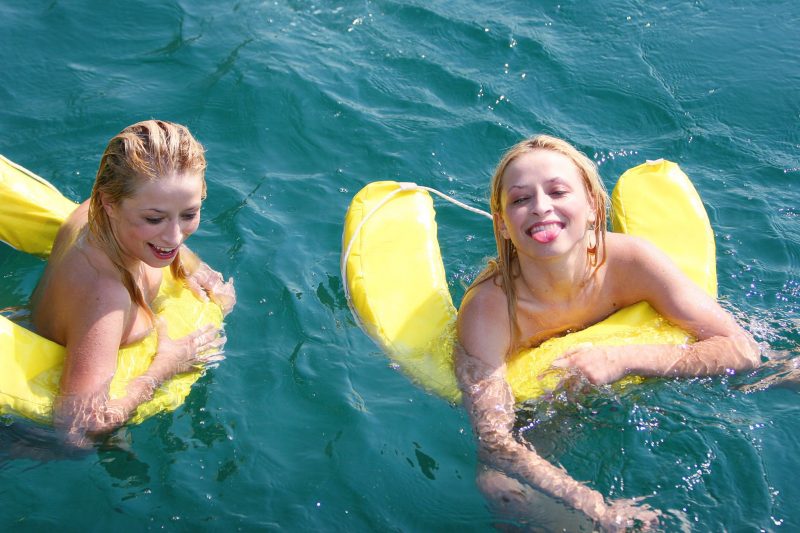 https://redbust.com/stuff/olga-oxana-on-catamaran-vol-2/olga-oxana-perfect-twins-blonde-naked-yacht-metart-46-800x533.jpg