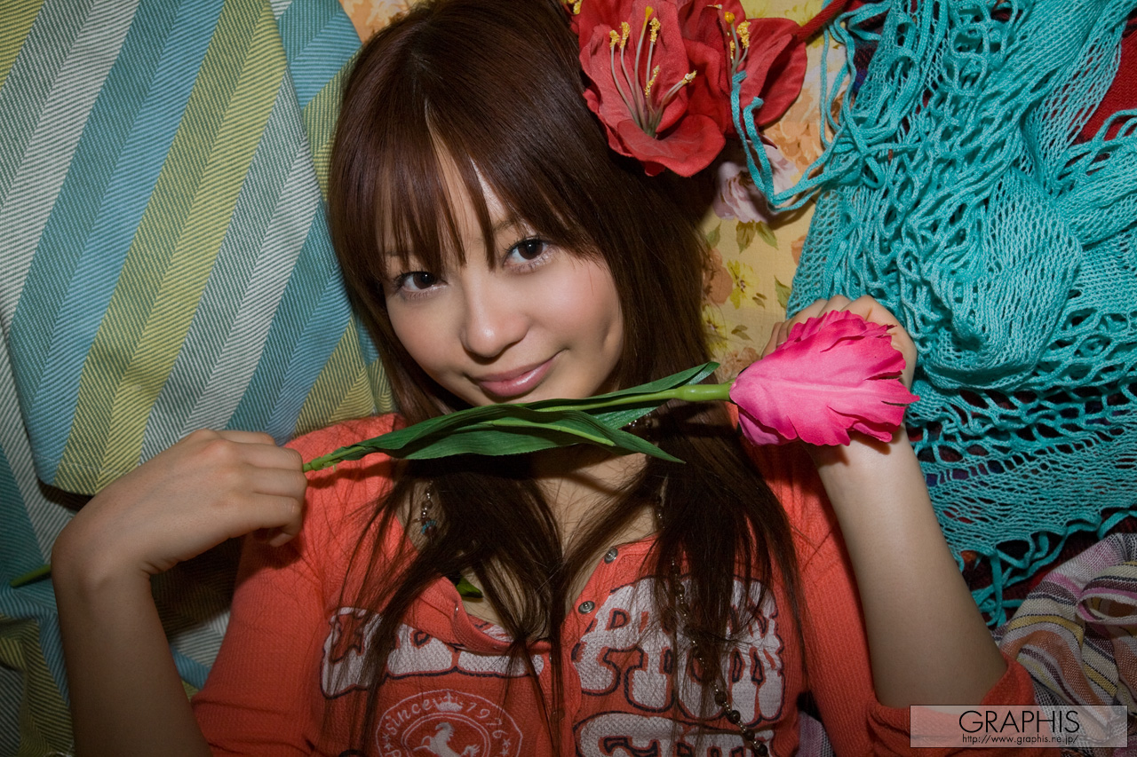 https://redbust.com/stuff/rina-lshihara-loves-flowers/rina-ishihara-fly-high-nude-flowers-japanese-graphis-03.jpg