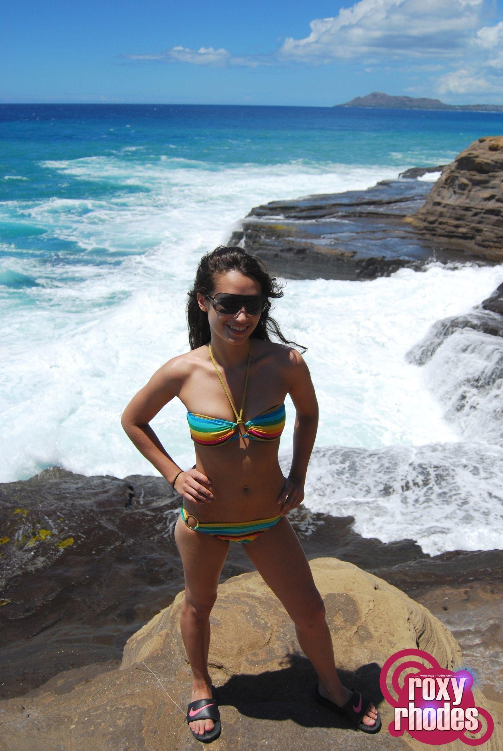 roxy-rhodes-seaside-bikini-sunglasses-naked-02