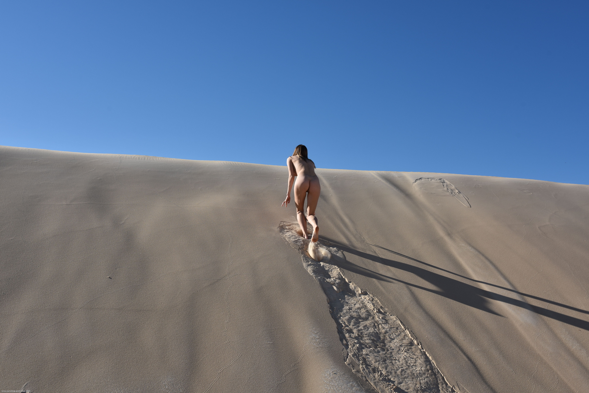 maxa-girl-naked-tits-desert-sand-dunes-errotica-archive-21