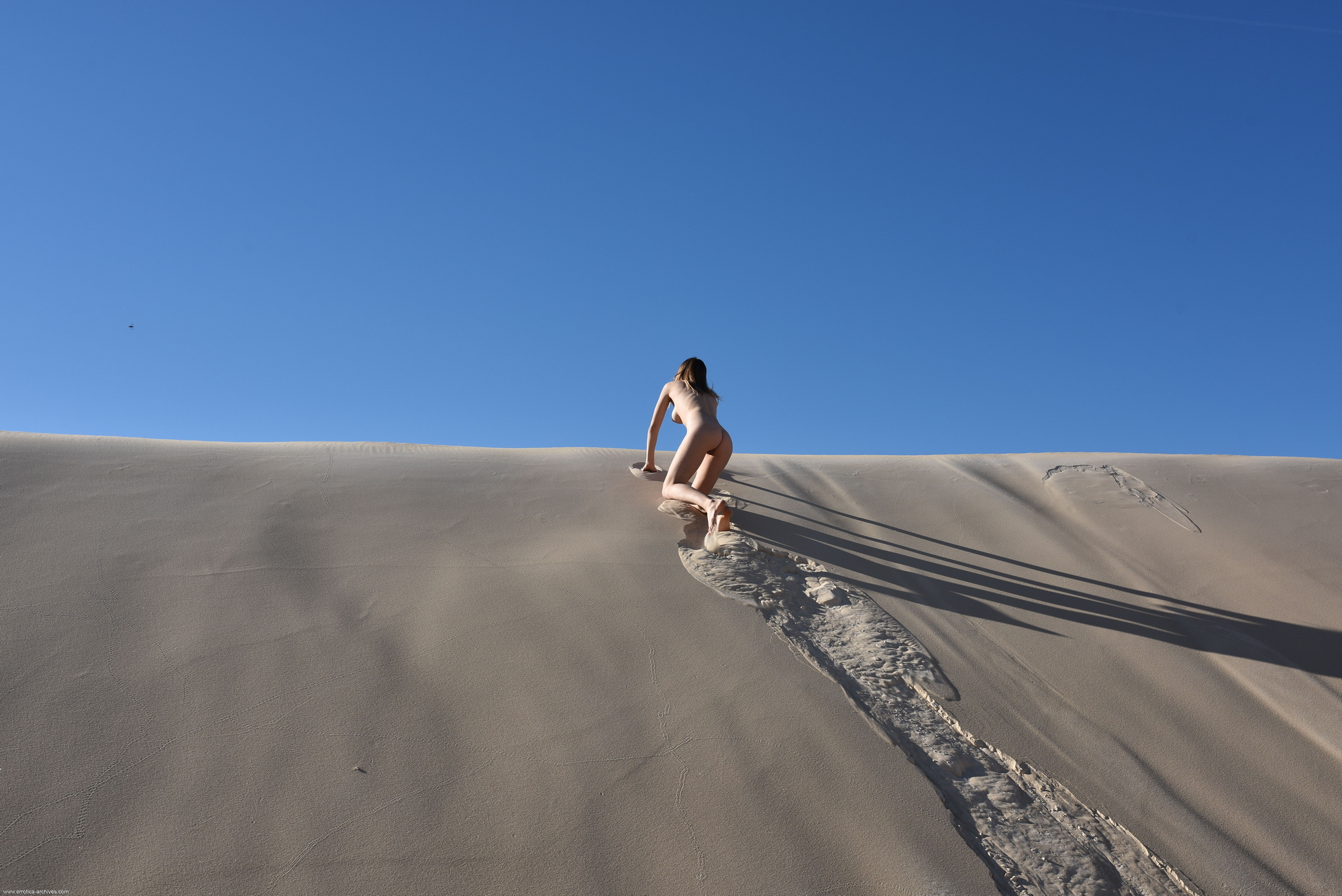maxa-girl-naked-tits-desert-sand-dunes-errotica-archive-23