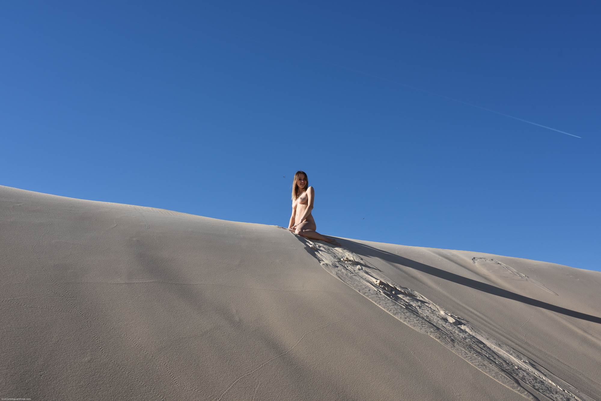 maxa-girl-naked-tits-desert-sand-dunes-errotica-archive-24