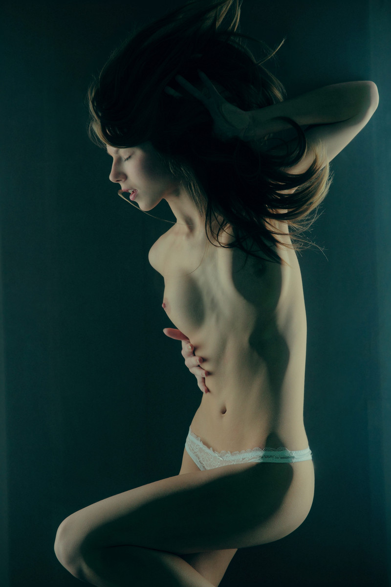 angelica-slim-girl-nude-on-glass-art-erotic-xart-02
