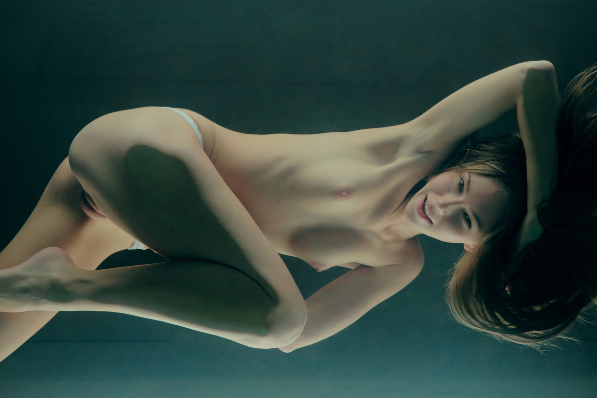 angelica-slim-girl-nude-on-glass-art-erotic-xart-07