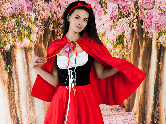 stefany-brunette-nude-red-riding-hood-amour-angels