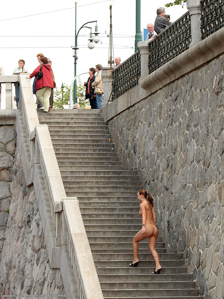 zuzana-nude-city-center-walk-naked-public-amkingdom-36