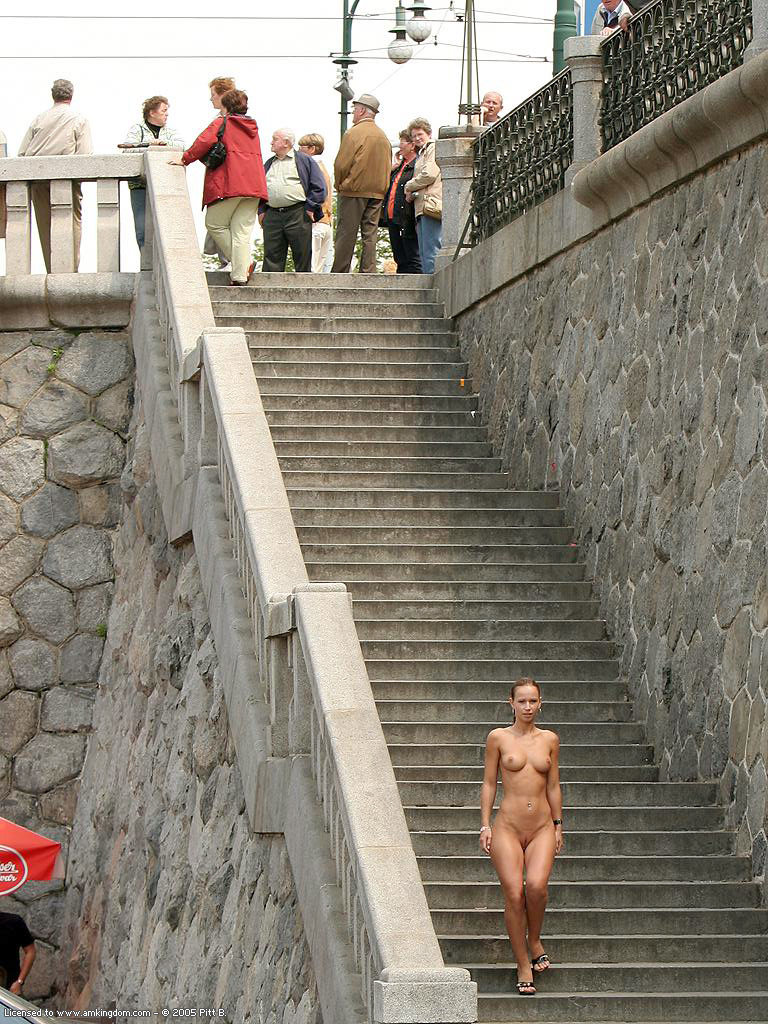 zuzana-nude-city-center-walk-naked-public-amkingdom-38